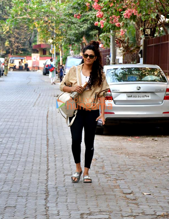 photos saiyami kher snapped in bandra 1