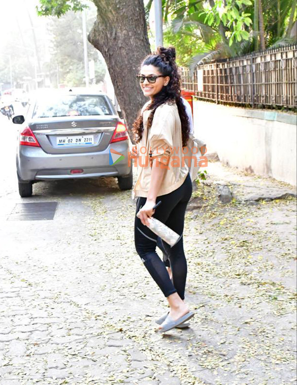 photos saiyami kher snapped in bandra 3