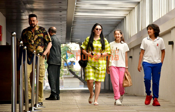 photos sanjay dutt snapped with his family outside a restaurant in bandra 1