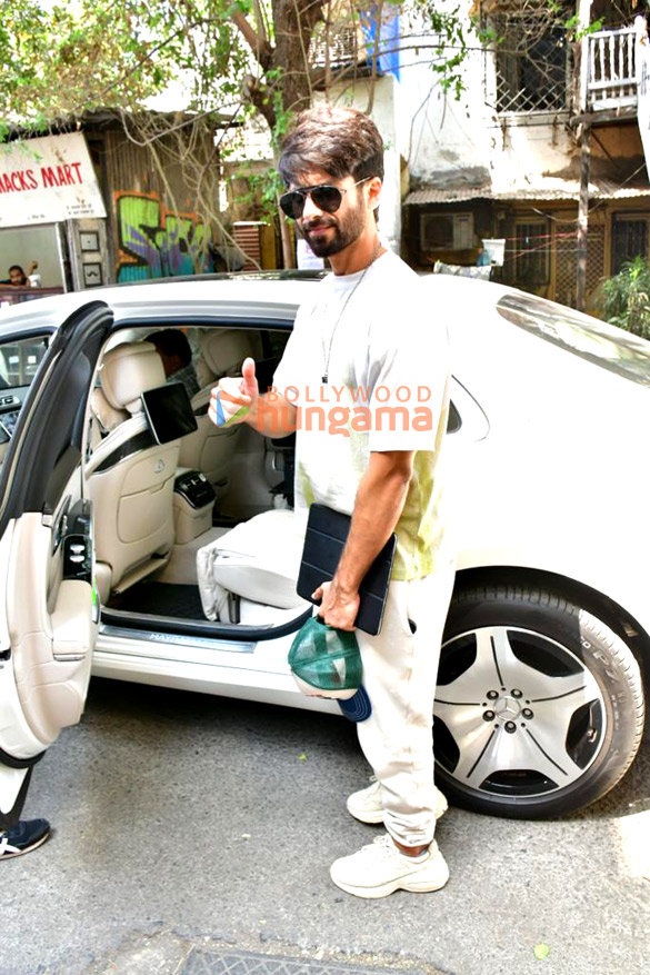 photos shahid kapoor snapped at a cafe in bandra 1