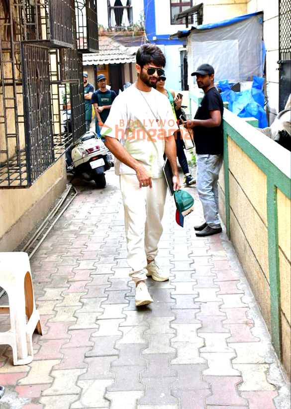 photos shahid kapoor snapped at a cafe in bandra 2