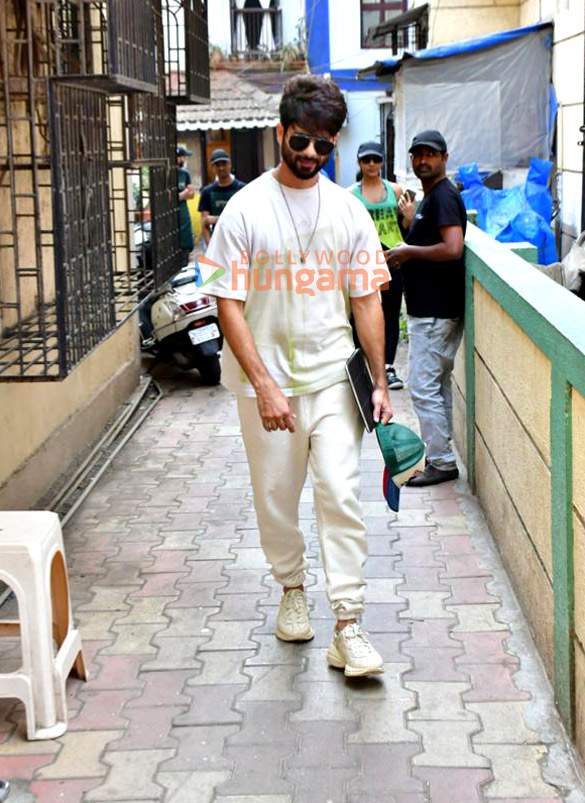 photos shahid kapoor snapped at a cafe in bandra 3