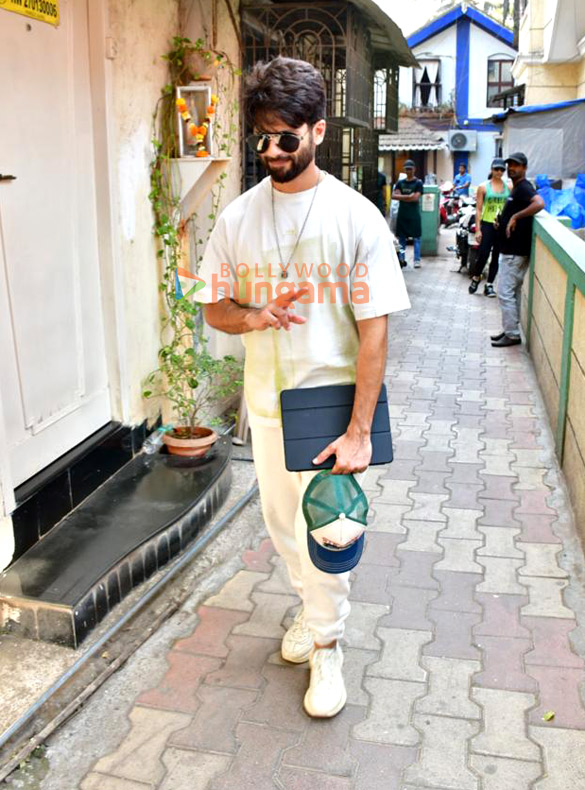 photos shahid kapoor snapped at a cafe in bandra 4