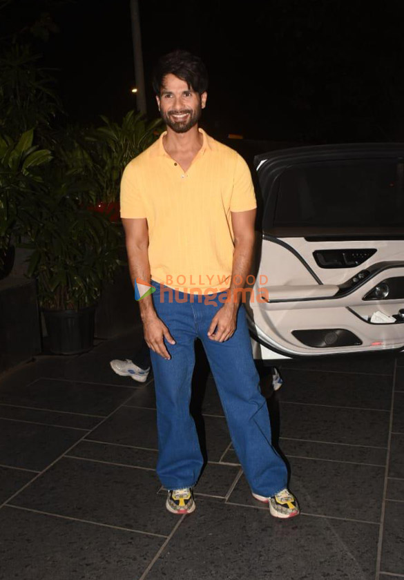 photos shahid kapoor snapped in juhu 2 4