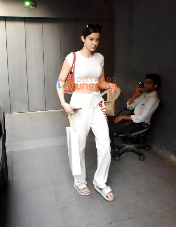 photos shanaya kapoor snapped in khar 4