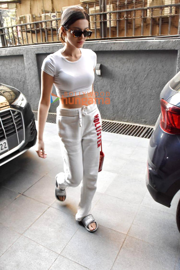 photos shanaya kapoor snapped in khar 6