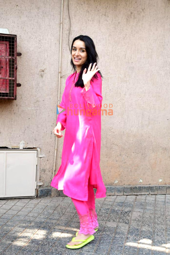 Photos: Shraddha Kapoor snapped at a dubbing studio in Juhu Photos: Shraddha Kapoor snapped at a dubbing studio in Juhu