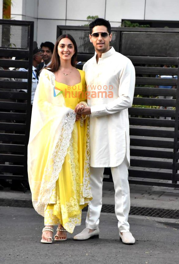 Photos: Sidharth Malhotra and Kiara Advani snapped at the Kalina airport | Parties & Events