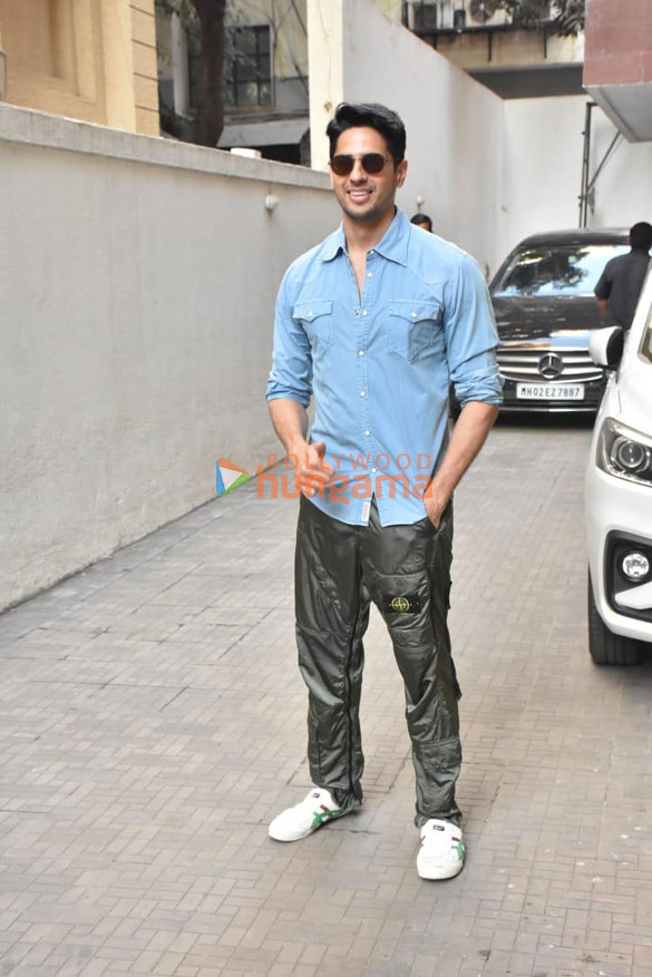 photos sidharth malhotra and shashank khaitan snapped at the dharma productions office 1