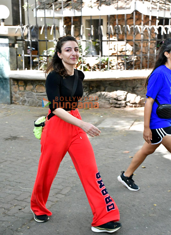 Photos: Soha Ali khan snapped in Bandra Photos: Soha Ali khan snapped in Bandra