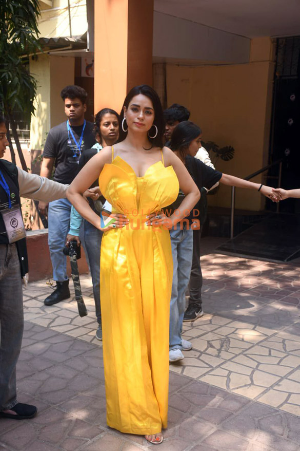 photos soundarya sharma spotted in bandra 5