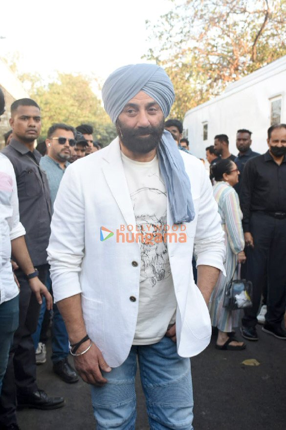 photos sunny deol and ameesha patel snapped promoting gadar 2 on the sets of bigg boss 16 4