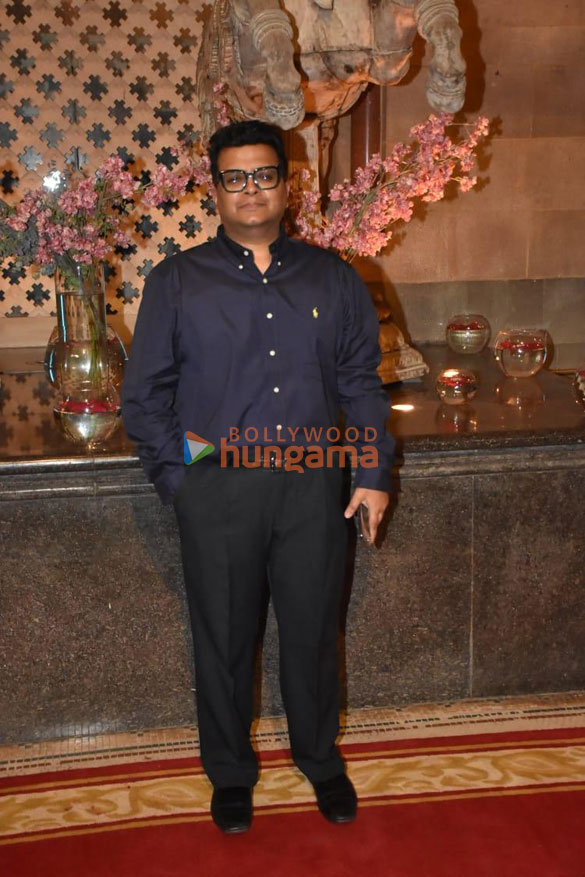 photos tusshar kapoor prasoon joshi and others snapped at ramesh s tauranis daughters wedding reception 0598 11
