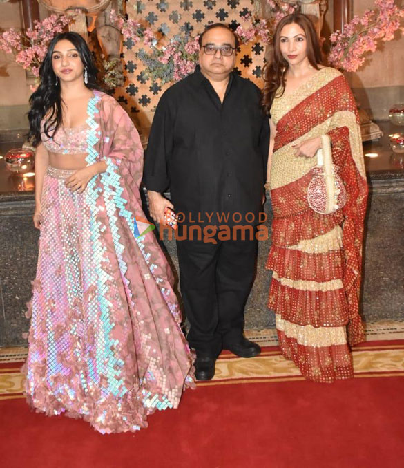 photos tusshar kapoor prasoon joshi and others snapped at ramesh s tauranis daughters wedding reception 0598 14