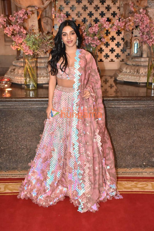photos tusshar kapoor prasoon joshi and others snapped at ramesh s tauranis daughters wedding reception 0598 15