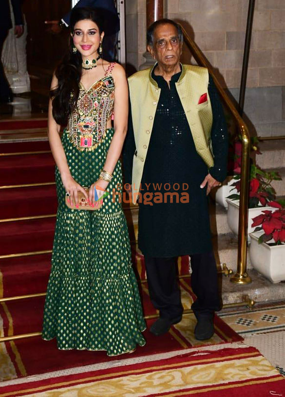 photos tusshar kapoor prasoon joshi and others snapped at ramesh s tauranis daughters wedding reception 0598 16