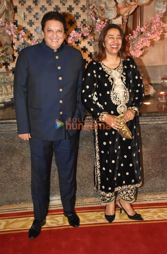 photos tusshar kapoor prasoon joshi and others snapped at ramesh s tauranis daughters wedding reception 1467 3