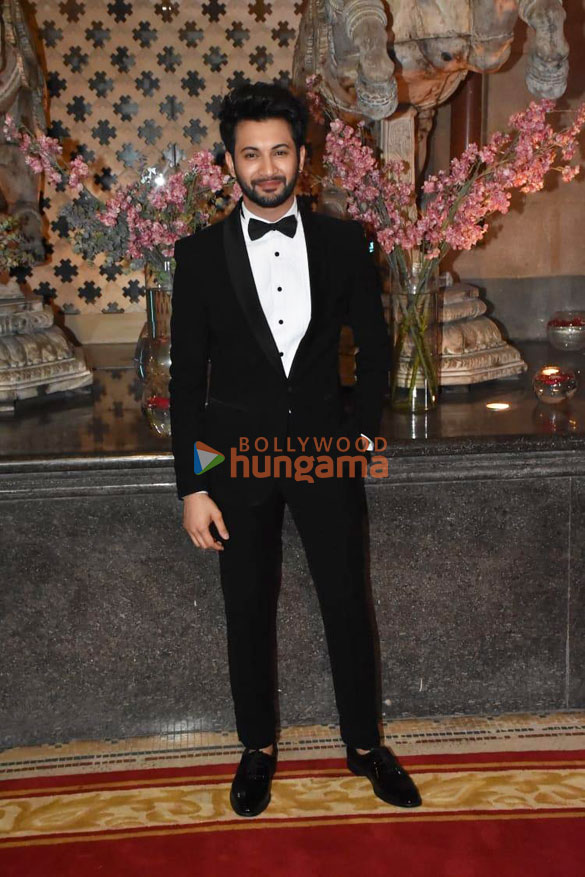 photos tusshar kapoor prasoon joshi and others snapped at ramesh s tauranis daughters wedding reception 7766 1