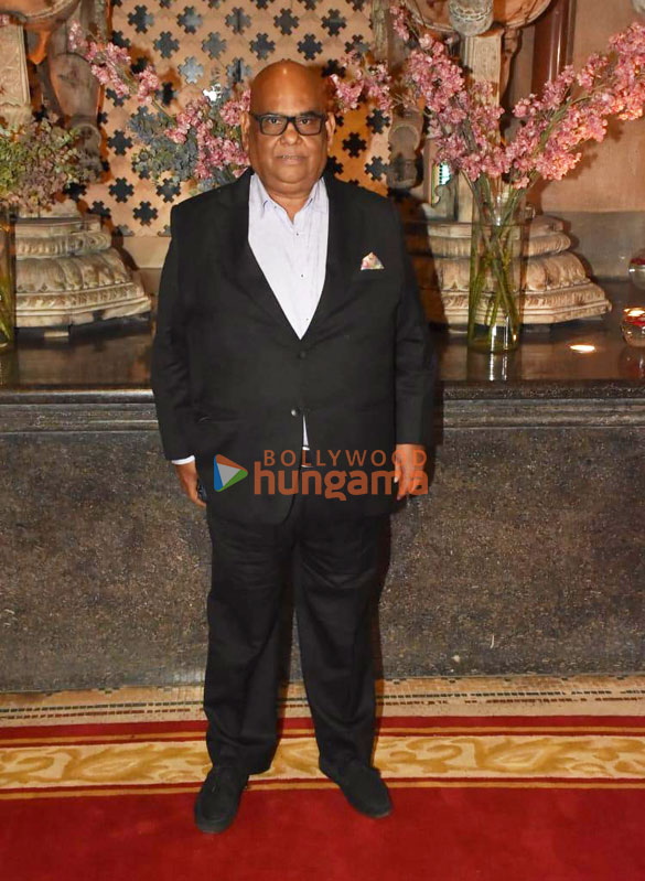 photos tusshar kapoor prasoon joshi and others snapped at ramesh s tauranis daughters wedding reception 7766 2