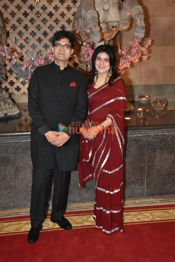 photos tusshar kapoor prasoon joshi and others snapped at ramesh tauranis daughters wedding reception 4