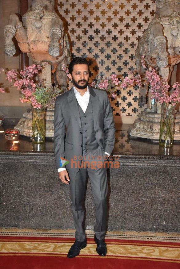 photos tusshar kapoor prasoon joshi and others snapped at ramesh tauranis daughters wedding reception 5