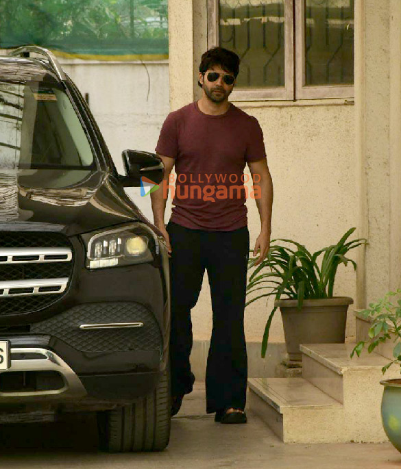 photos varun dhawan snapped in juhu 1 8
