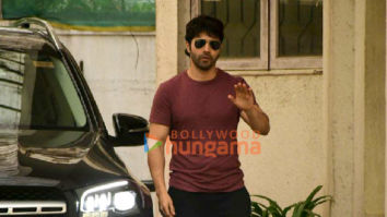 Photos: Varun Dhawan snapped in Juhu