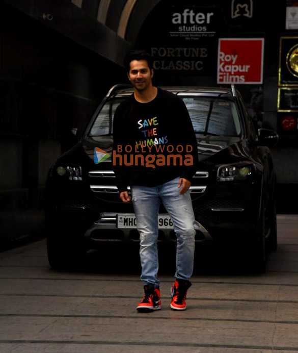 photos varun dhawan spotted in khar 3 2