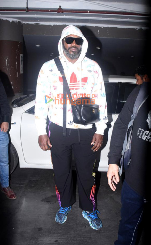 photos virat kohli anushka sharma and chris gayle snapped at the airport 4