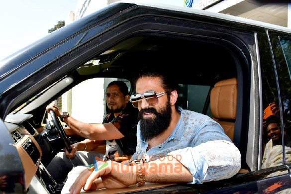 photos yash spotted at kalina airport 2