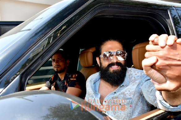 photos yash spotted at kalina airport 5