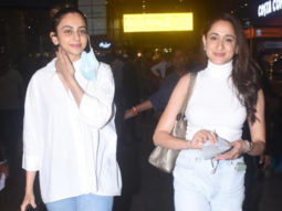 Rakul Preet Singh gets surrounded by fans as she gets clicked with Pragya Jaiswal
