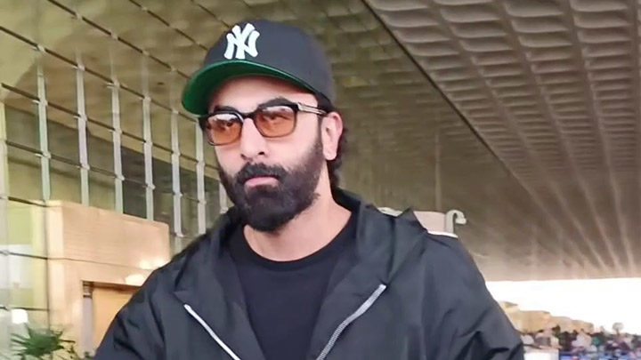 Ranbir Kapoor slays the all black look as gets clicked at the airport