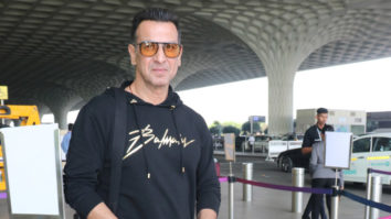 Ronit Roy’s fun banter with paps at the airport