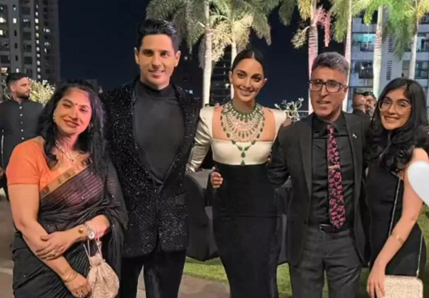 Sidharth Malhotra – Kiara Advani strike a pose with late Vikram Batra’s family at their wedding reception, see photo : Bollywood News – Bollywood Hungama