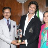 Vidyut Jammwal wins hearts all the way; presents his first Filmfare award to his school principal