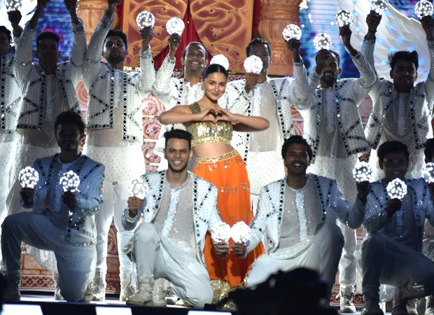 Alia Bhatt gives a LIVE performance on ‘Dholida’ at Zee Cine Awards 2023