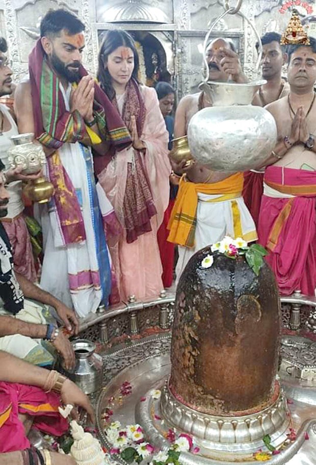 Virat Kohli and Anushka Sharma visit Mahakaleshwar temple in Ujjain, sit among common devotees; watch video : Bollywood News