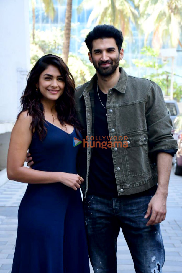 Photos: Aditya Roy Kapur and Mrunal Thakur snapped at the promotions of their film Gumraah | Parties & Events