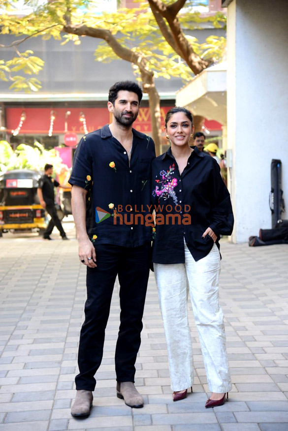 Photos Aditya Roy Kapur and Mrunal Thakur snapped at the promotions of their film Gumraah in T-Series office (3)