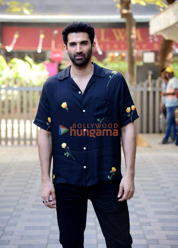Photos Aditya Roy Kapur and Mrunal Thakur snapped at the promotions of their film Gumraah in T-Series office (4)