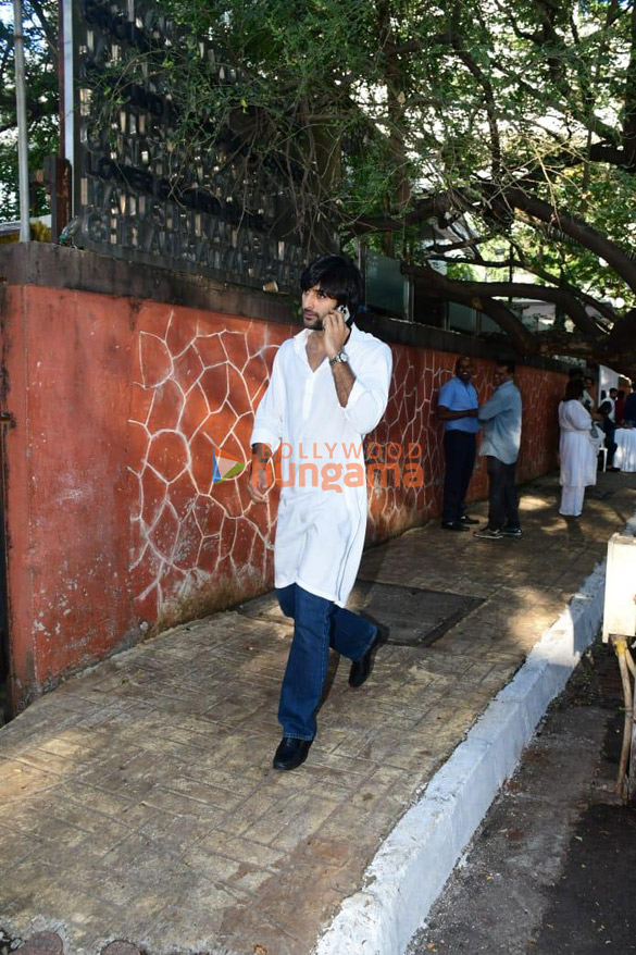 photos celebs attend kishor bajajs prayer meet 13