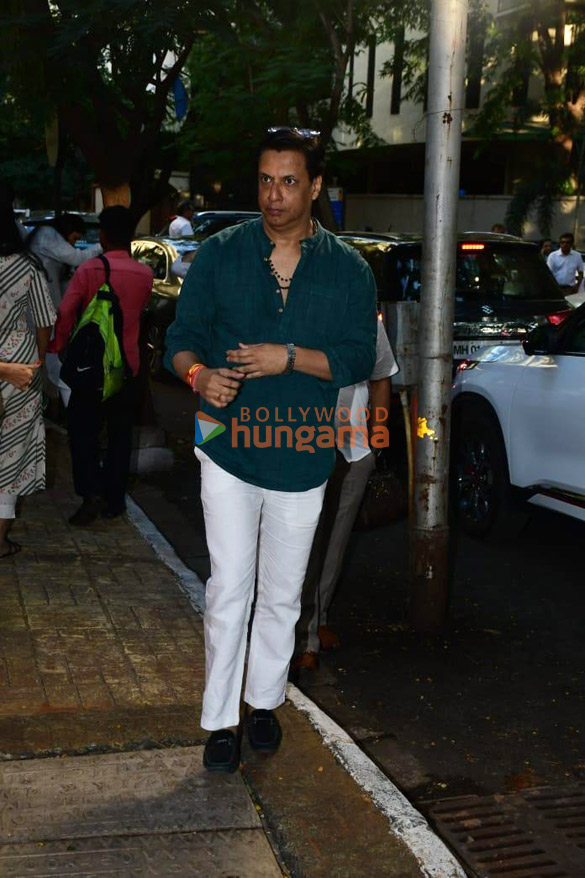 photos celebs attend kishor bajajs prayer meet 21