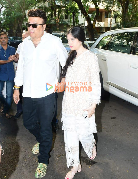 photos celebs attend kishor bajajs prayer meet 24