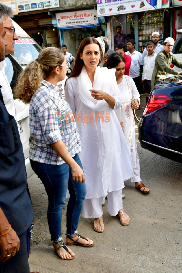 photos celebs attend pradeep sarkars last rites to pay respect 3