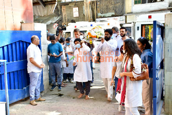 photos celebs attend pradeep sarkars last rites to pay respect 5