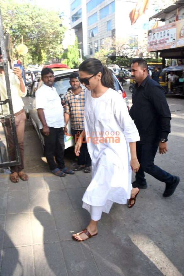 photos celebs attend pradeep sarkars last rites to pay respect1 1