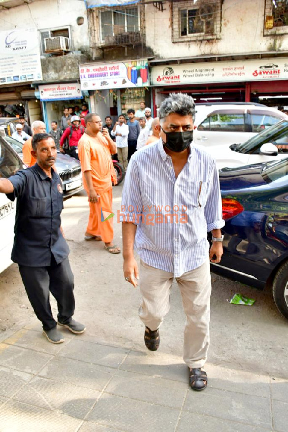 photos celebs attend pradeep sarkars last rites to pay respect1 2