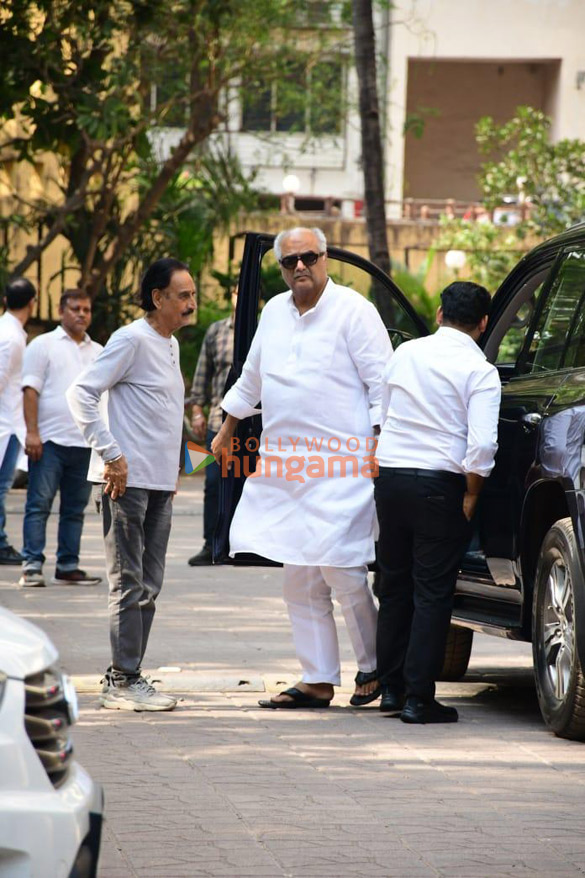 photos celebs attend satish kaushiks funeral 200 1