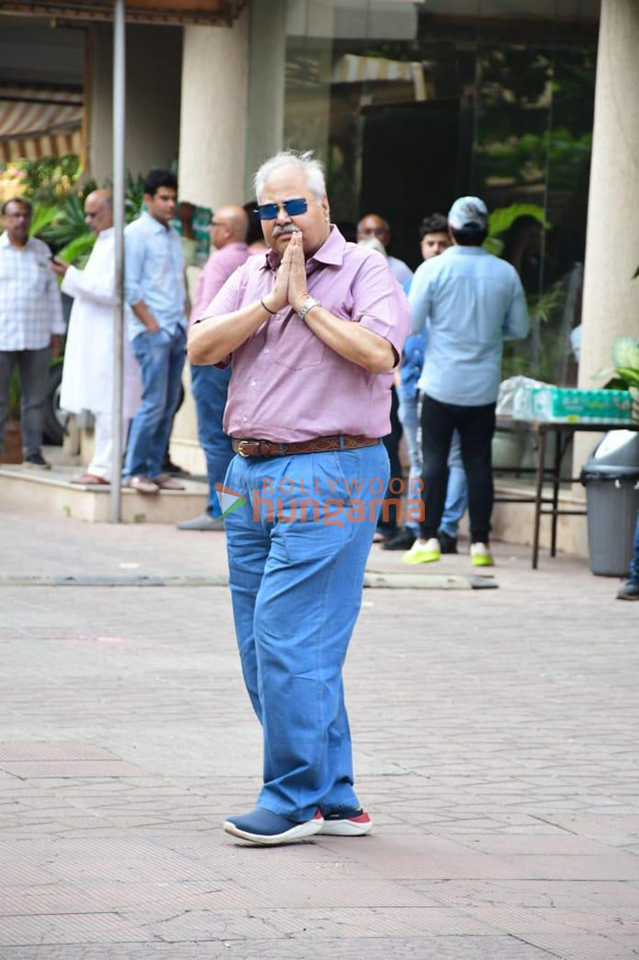 photos celebs attend satish kaushiks funeral 2288 6